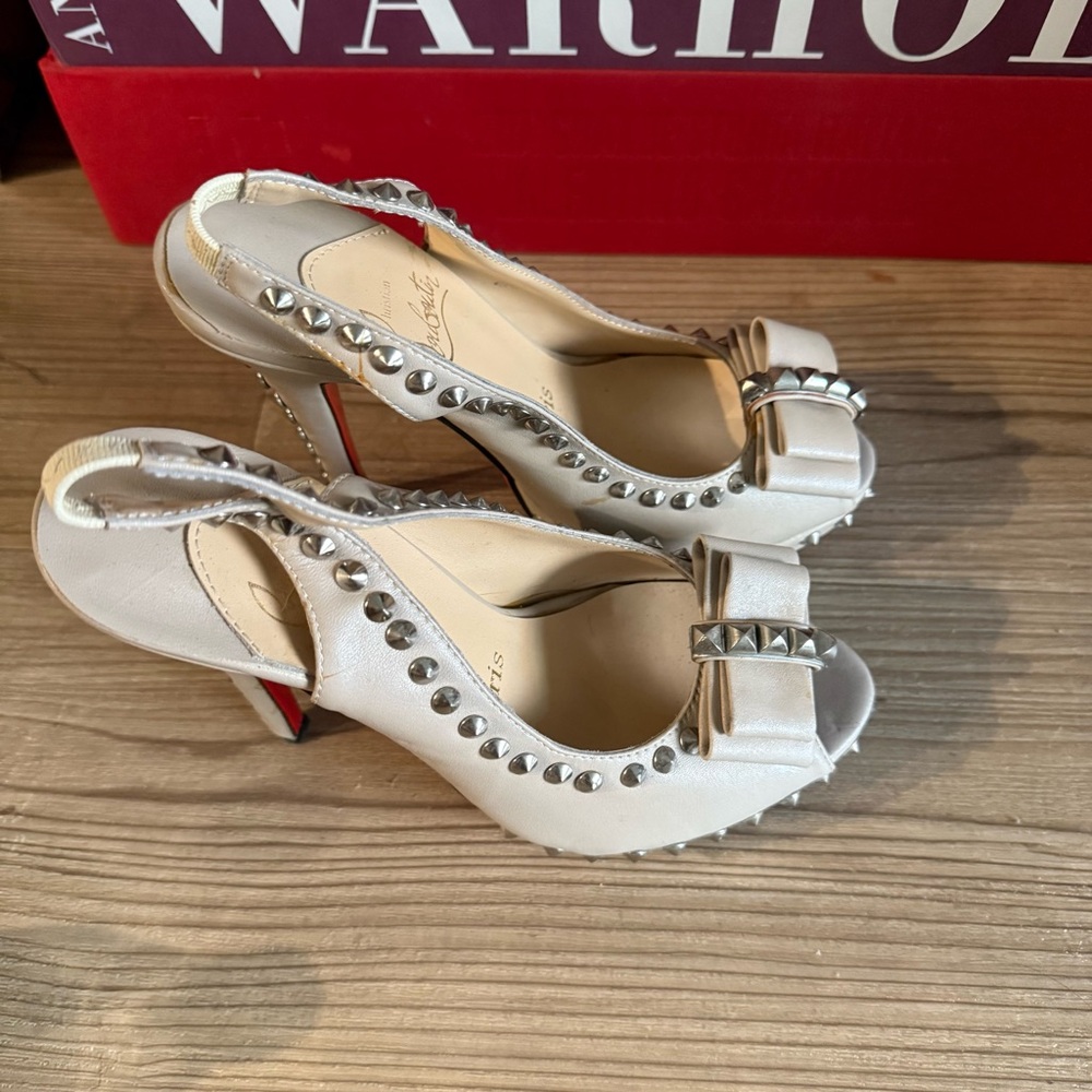 Christian Louboutin Red Sole with Beige Upper - Picture 2 of 7